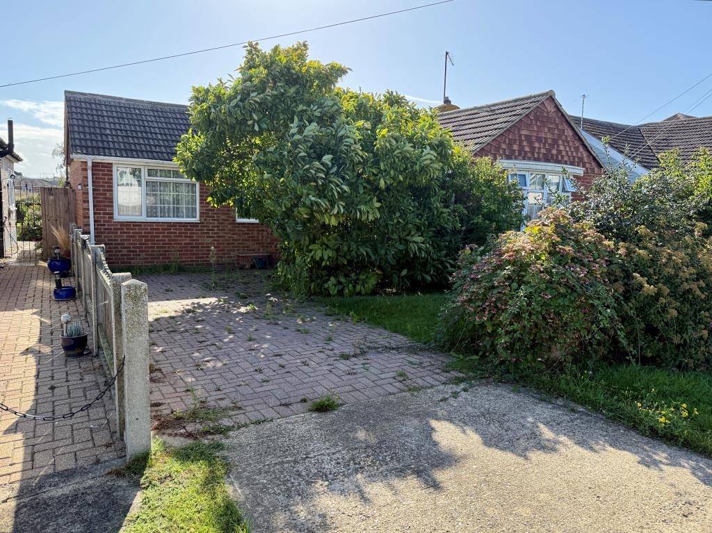 Lot: 21 - DETACHED BUNGALOW FOR REFURBISHMENT - Detached bungalow